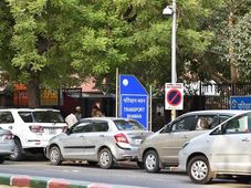 അനധികൃതമായി പാര്‍ക്ക് ചെയ്ത കാറുകളുടെ ചിത്രം അയച്ചാല്‍ ഇനി പാരിതോഷികം ലഭിക്കും!