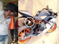 കെടിഎം ബൈക്കിടിച്ച് പെണ്‍കുട്ടി മരിച്ചു; ബൈക്കര്‍മാരെ തല്ലിച്ചതച്ച് ജനക്കൂട്ടം, ബൈക്കുകൾ നശിപ്പിച്ചു