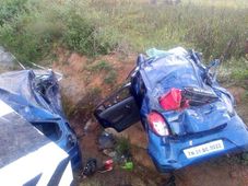 റോഡില്‍ മത്സരപ്പാച്ചില്‍; അപകടത്തില്‍ തകര്‍ന്ന് നുറുങ്ങി ആള്‍ട്ടോ കാറുകള്‍