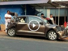 ട്രക്കുകള്‍ക്ക് ഇടയില്‍ ചതഞ്ഞരഞ്ഞ് വെന്റോ; ജര്‍മ്മന്‍ കരുത്ത് തെളിയിച്ച് ഫോക്‌സ്‌വാഗണ്‍