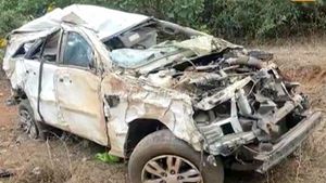 വീണത് നാനൂറ് അടി താഴ്ചയിലേക്ക്, തകര്‍ന്ന് തരിപ്പണമായി എന്‍ഡവര്‍; പക്ഷെ യാത്രക്കാര്‍ സുരക്ഷിതര്‍!