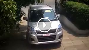 ഹാന്‍ഡ്‌ബ്രേക്ക് ഇടാന്‍ മറന്നു; നാടിനെ മുള്‍മുനയില്‍ നിര്‍ത്തി ഒരു കാര്‍