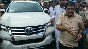 'ഇന്നോവ പറ്റില്ല, ഫോര്‍ച്യൂണര്‍ തന്നെ വേണം' — ക്യാമറയ്ക്ക് മുന്നില്‍ തുറന്നടിച്ച് മന്ത്രി