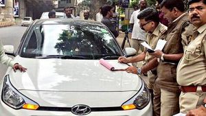 'കാര്‍ പൂളിങ്ങ്' അനധികൃതം; പണംവാങ്ങി യാത്രക്കാരെ കയറ്റിയതിന് പൊലീസ് കാര്‍ പിടിച്ചെടുത്തു