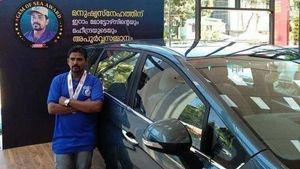 മുതുകു ചവിട്ടുപടിയാക്കി നല്‍കിയ ജൈസലിന് കാര്‍ സമ്മാനം