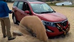 കടല് കാണാനിറങ്ങിയ പുത്തന്‍ മഹീന്ദ്ര XUV500, ഒടുവില്‍ ട്രാക്ടര്‍ വേണ്ടിവന്നു പുറത്തെടുക്കാന്‍