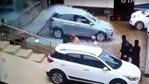 കാര്‍ വാങ്ങാന്‍ ചെന്നു, ഷോറൂം ഇടിച്ച് തകര്‍ത്ത് യുവതി —  വീഡിയോ