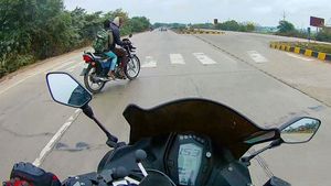 രക്ഷകനായി എബിഎസ്, തലനാരിഴയ്ക്ക് രക്ഷപ്പെട്ട് ടിവിഎസ് അപ്പാച്ചെ RR 310