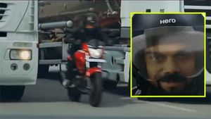 ബൈക്കില്‍ കോഹ്‌ലിയുടെ അഭ്യാസം, സുരക്ഷ കാറ്റില്‍ പറത്തിയെന്ന് പുതിയ വിവാദം