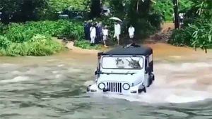 കുത്തൊഴുക്കുള്ള പുഴയ്ക്ക് മുന്നിലും മുട്ടുമടക്കാതെ മഹീന്ദ്ര ഥാർ — വീഡിയോ