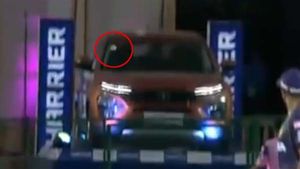 സിക്‌സര്‍ പാഞ്ഞ പന്ത് ചെന്നിടിച്ചത് ഹാരിയറിന്റെ ചില്ലില്‍ — വീഡിയോ