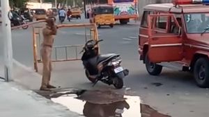 റോഡരികില്‍ നിര്‍ത്തിയിട്ട സ്‌കൂട്ടര്‍ തല്ലി തകര്‍ത്ത് പൊലീസ് — വീഡിയോ