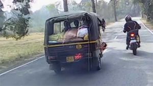 യാത്രയ്ക്കിടെ തീപിടിച്ച് ഓട്ടോറിക്ഷ, രക്ഷകരായി ബൈക്ക് റൈഡര്‍മാര്‍ — വീഡിയോ