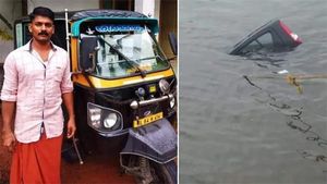 പുഴയില്‍ മുങ്ങിയ കാറില്‍ നിന്ന് ജീവിതത്തിലേക്ക് കൈപിടിച്ചുയര്‍ത്തിയ ഓട്ടോഡ്രൈവര്‍