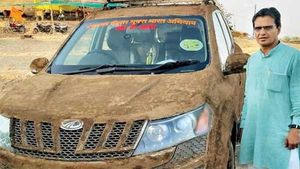ചൂട് കുറയ്ക്കാന്‍ കാറില്‍ ചാണകം മെഴുകി ഡോക്ടര്‍