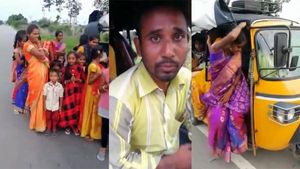 വൈറൽ വീഡിയോ; ഒരു ഓട്ടോയിൽ നിന്ന് വരിവരിയായി പുറത്തിറങ്ങിയത് 24 പേർ