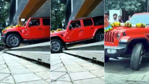 വൈറലായി ജീപ്പ് റാംഗ്ലറിന്റെ ആദ്യ ഡെലിവറി; വീഡിയോ