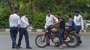 ബൈക്ക് ഓടിക്കുമ്പോള്‍ ഷൂസ് ശീലമാക്കിക്കോളൂ, ഇല്ലെങ്കില്‍ അതിനും കിട്ടാം  പിഴ