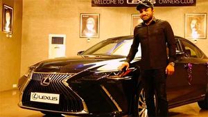 ലെക്‌സസിന്റെ ആഡംബര വാഹനം സ്വന്തമാക്കി സൗബിന്‍