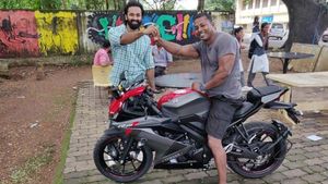 ജിം മാസ്റ്റര്‍ക്ക് ഓണസമ്മാനമായി യമഹ R15 V3 നല്‍കി ഉണ്ണിമുകുന്ദന്‍; വീഡിയോ