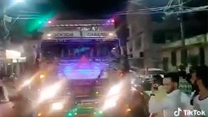 ഇമ്പമേറിയ ഹോൺ വീണ്ടും കേൾക്കാൻ ലോറി തടഞ്ഞ് ജനങ്ങൾ; വൈറൽ വീഡിയോ