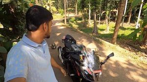 ലോകം ചുറ്റാനിറങ്ങിയ മല്ലു ട്രാവലറിന് ടിവിഎസ് സമ്മാനിച്ചത് പുതിയ അപ്പാച്ചെ RR310; വീഡിയോ