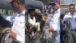 ഓട്ടോ ഡ്രൈവർമാരുടെ ഹെഡ്ഫോണുകൾ പിടിച്ചെടുത്ത് പൊലീസ് തീയിട്ടു; വീഡിയോ