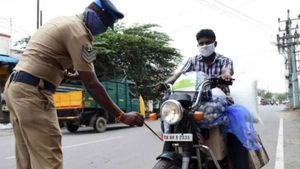 റോഡുകളിൽ നിന്ന് ജനങ്ങളെ അകറ്റി നിർത്താൻ പുതുവഴികളുമായി തമിഴ്നാട് പൊലീസ്