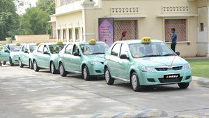 സാനിറ്റൈസ്ഡ് ക്യാബ് സേവനങ്ങൾക്കായി കൈകോർത്ത് മെയ്ക്ക് മൈ ട്രിപ്പും മെറു ക്യാബ്സും