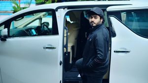 മോഹന്‍ലാലിന് പിന്നാലെ വെല്‍ഫയര്‍ സ്വന്തമാക്കി സുരേഷ് ഗോപി; ചിത്രങ്ങള്‍ പങ്കുവെച്ച് ഗോകുല്‍ സുരേഷ്