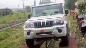 ബംഗ്ലാദേശിലേക്ക് മഹീന്ദ്ര ബൊലേറോ കയറ്റുമതി ചെയ്ത് റെയില്‍വേ; നന്ദി അറിയിച്ച് ആനന്ദ് മഹീന്ദ്ര