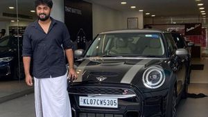 മിനിയുടെ ആഢംബര ഹാച്ച്ബാക്ക് ധ്യാന്‍ ശ്രീനിവാസന്റെ ഗ്യാരേജിലും; കൂപ്പര്‍ S സ്വന്തമാക്കി യുവതാരം