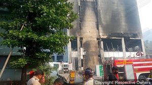 ഷോറൂമിലുണ്ടായത് വന്‍ തീപിടിത്തം; 40-45 ബിഎംഡബ്ല്യു കാറുകള്‍ കത്തിനശിച്ചു