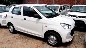Alto K10 ബേസ് മോഡലിനെ Maruti ഒരുക്കിയിരിക്കുന്നത് ഇങ്ങനെ; കാണാം വോക്ക്എറൗണ്ട് വീഡിയോ