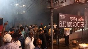 ഇവി ഷോറൂമിലുണ്ടായ തീപിടിത്തത്തില്‍ എട്ട് മരണം; ചർച്ചയായി സുരക്ഷ ആശങ്ക 