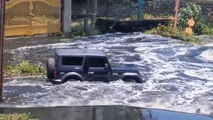 ഇതൊക്കെയെന്ത്; പ്രളയത്തിൽ മുങ്ങിയ റോഡിലൂടെ  മഹീന്ദ്ര ഥാറിന്റെ മാസ് ഡ്രൈവ്  VIDEO