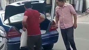 ബെന്‍സിലെത്തി റേഷന്‍ വാങ്ങുന്ന 'പാവപ്പെട്ടവന്‍'; വൈറല്‍ വിഡിയോക്ക് പിന്നിലെ  യാഥാര്‍ത്ഥ്യം ഇതാണ്