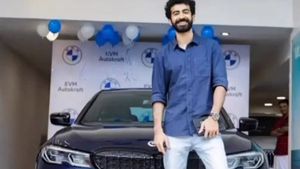 അഞ്ചു വര്‍ഷത്തെ സ്വപ്‌നം;  'ഡാര്‍ലിങ്' BMW 3 സീരീസ് സ്വന്തമാക്കി റോഷന്‍ മാത്യു 