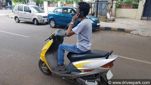 ബൈക്ക് ഓടിക്കുമ്പോള്‍ ബ്ലൂടൂത്ത് ഉപയോഗിക്കാറുണ്ടോ? 3 മാസത്തേക്ക്  ലൈസന്‍സ് കാണില്ല