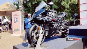 വന്നെത്തി മക്കളേ, സൂപ്പർബൈക്കുകളിലെ ഭീമനാവാൻ 2023 S 1000 RR, വിലയും കാര്യങ്ങളും അറിയാം