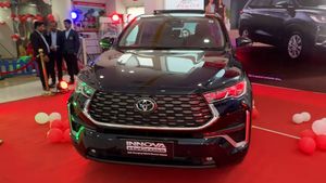 Toyota Innova HyCross-നെ ഡീലര്‍ഷിപ്പുകളിലെത്തി അടുത്തറിയാം; ഇനി ദിവസങ്ങളുടെ കാത്തിരിപ്പ് മാത്രം  
