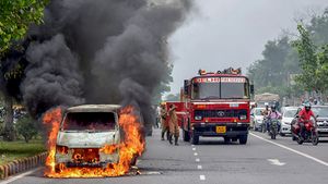 ഭയം വേണ്ട ജാഗ്രത മതി; ഓടുന്ന വണ്ടിക്ക് തീപിടിച്ചാല്‍ എന്തുചെയ്യണം? ഒപ്പം കാരണങ്ങളും