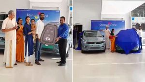 'വെല്ലുവിളി ഏറ്റെടുക്കാനുള്ളതാണ്'; ടിയാഗോ ഇവിയുടെ താക്കോല്‍ കൈമാറ്റം ഗ്രാന്‍ഡാക്കി ടാറ്റ