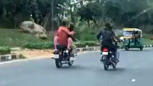 റോയൽ എൻഫീൽഡിൽ ദമ്പതികളുടെ റൊമാൻസ്; ലുക്കൗട്ട്‌ വീഡിയോയുമായി പൊലീസ്