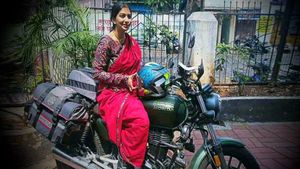 സാരിയുടുത്ത് ബൈക്കില്‍ ലോകം ചുറ്റാന്‍ 27-കാരി! ഇന്ത്യന്‍ സംസ്‌കാരം പ്രോത്സാഹിപ്പിക്കുക ലക്ഷ്യം