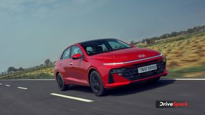 Hyundai Verna വില്‍പ്പനയില്‍ കത്തിജ്വലിച്ച് വെര്‍ണ; വെണ്ണീരായി സിറ്റിയും കൂട്ടരും 
