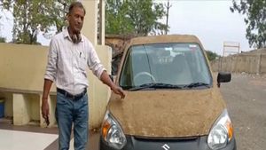 Cow Dung Coating കാറില്‍ എസിയൊന്നും വേണ്ട, ചൂട് കുറയ്ക്കാന്‍ ചാണകം മതിയെന്ന് ഡോക്ടര്‍