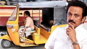 ഓട്ടോ വാങ്ങാന്‍ ലക്ഷം രൂപ ലഭിക്കും!  വീണ്ടും മാതൃക കാണിച്ച് സ്റ്റാലിന്‍ 
