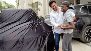 മാമന്നൻ വൻഹിറ്റിലേക്ക്, സംവിധായകന് 45 ലക്ഷത്തിന്റെ കാർ സമ്മാനിച്ച് ഉദയനിധി