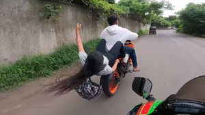 ഇപ്പോ വീണേനെ; സ്പോർട്സ് ബൈക്കിനോടാ കളി, വീഡിയോ വൈറൽ
